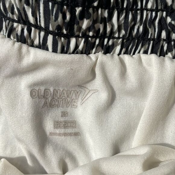 Old Navy Mid Rise Dolphin Hem 3” inseam workout shorts - Picture 3 of 3